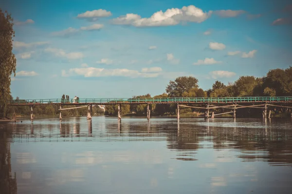 Puente río cielo nubes verano — Foto de Stock