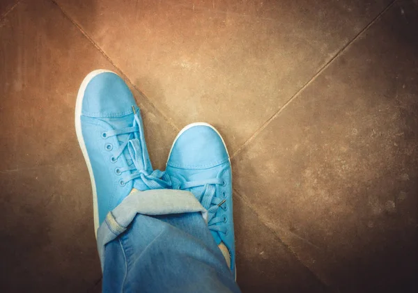 Füße Jeans Turnschuhe Boden — Stockfoto