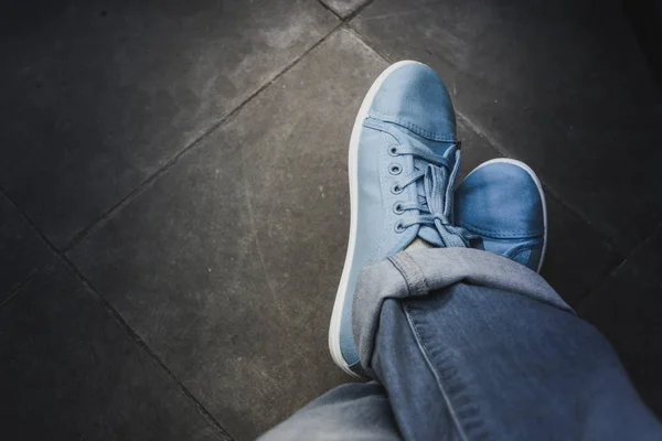 Πόδια τζιν παπούτσια πάτωμα — Φωτογραφία Αρχείου