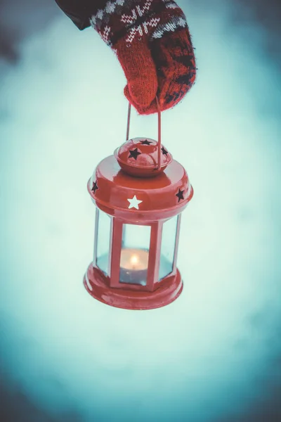 Червоний ліхтар свічка в руці — стокове фото