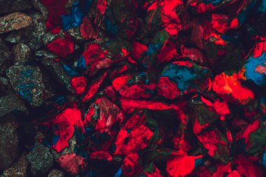 renkli boya ile küçük çakıl