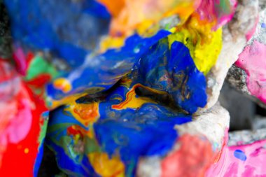 boya ile parlak renkli taşlar