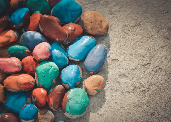 Stenar med en slät yta målade färgglada färg — Stockfoto