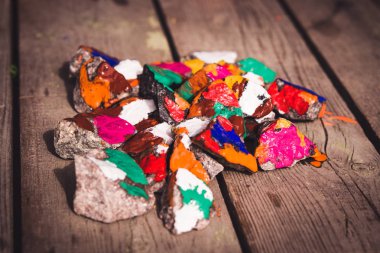 küçük taşların yüzeyinde boya yayılır