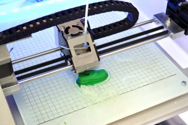 3D yazıcı erimiş plastik yeşili biçiminde yazdırır.