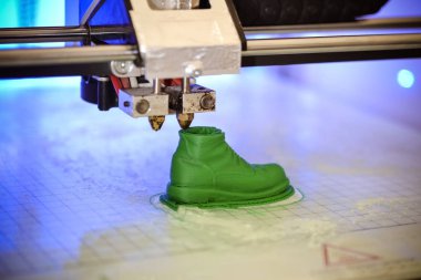 3D yazıcı erimiş plastik yeşili biçiminde yazdırır.