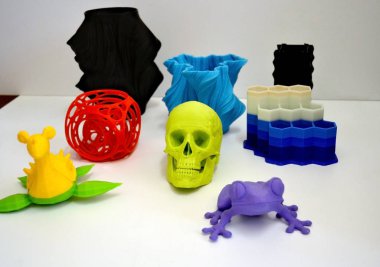 Beyaz arkaplanda izole edilmiş 3d yazıcı tarafından basılan nesneler