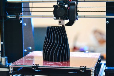 3D yazıcı çalıştırma ve üç boyutlu bir nesne oluşturma süreci