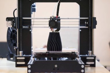3D yazıcı çalıştırma ve üç boyutlu bir nesne oluşturma süreci