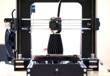 3D yazıcı çalıştırma ve üç boyutlu bir nesne oluşturma süreci