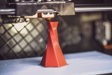 3D yazıcı erimiş plastik yeşili biçiminde yazdırır.