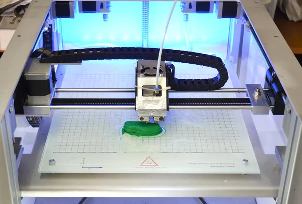 Stampante 3D stampa la forma di plastica fusa verde. — Foto Stock