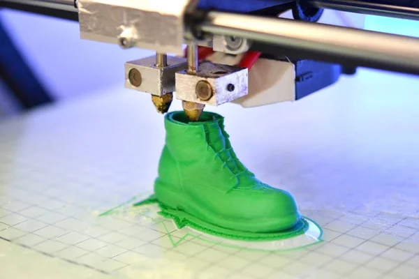 3D yazıcı erimiş plastik yeşili biçiminde yazdırır.
