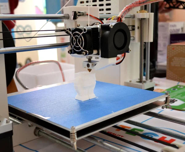 El proceso de trabajo de la impresora 3D y la creación de un objeto tridimensional —  Fotos de Stock
