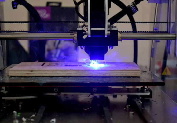 Лазерная гравировка на дереве крупным планом
.