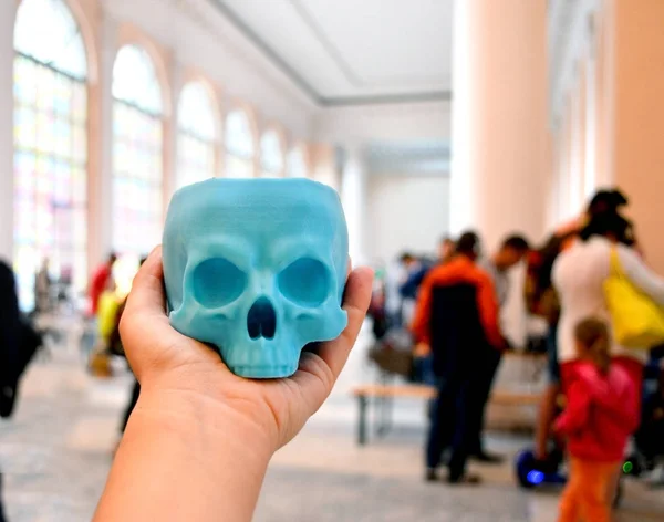 Skull printed 3d in hand