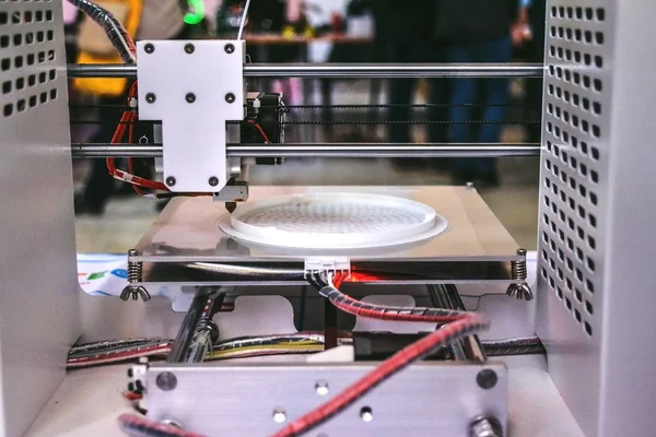 El proceso de trabajo de la impresora 3D y la creación de un objeto tridimensional — Foto de Stock