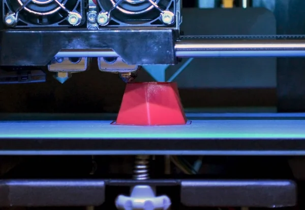 Impresión de la impresora 3d formas rojas de cerca — Foto de Stock