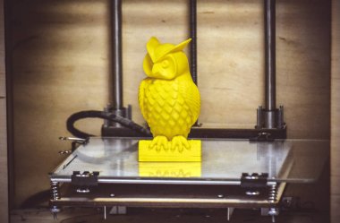 3D yazıcı Yazdırma sarı şekil yakın çekim