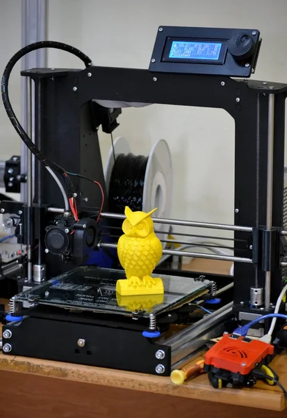 Stampante 3D stampa figura gialla primo piano — Foto Stock