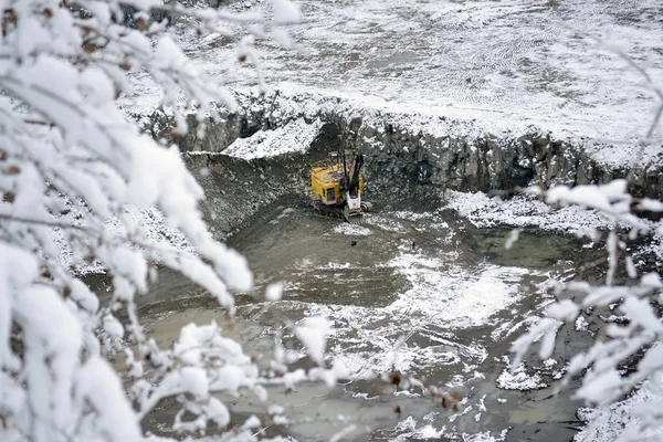 Grande excavatrice jaune énorme dans la carrière de granit hiver — Photo