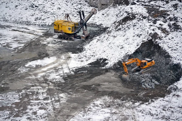 Grande enorme escavatore giallo in granito cava inverno — Foto Stock