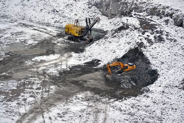 Grande enorme escavadeira amarela no inverno pedreira de granito — Fotografia de Stock