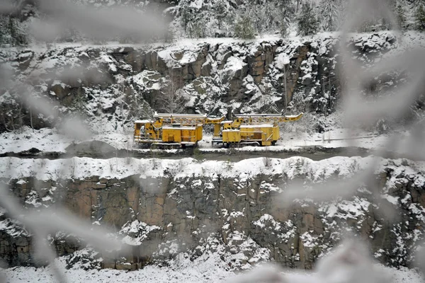 Machines minières jaunes sur les pentes carrière de granit — Photo