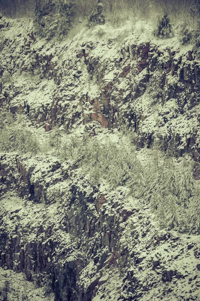 Encostas cobertas de neve da pedreira de granito — Fotografia de Stock