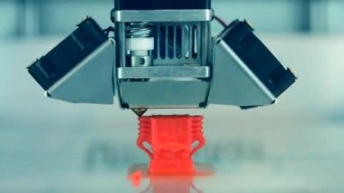 Otomatik 3d printerlere harcama maddeler plastik modelleme laboratuvarda gerçekleştirir..
