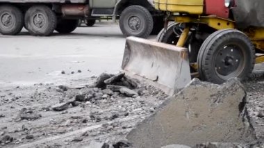 Traktör asfalt hareket ediyor