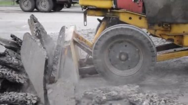 Traktör asfalt hareket ediyor