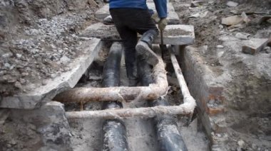 Eski su boruları üzerinde beton levhaların yükseltilmesi