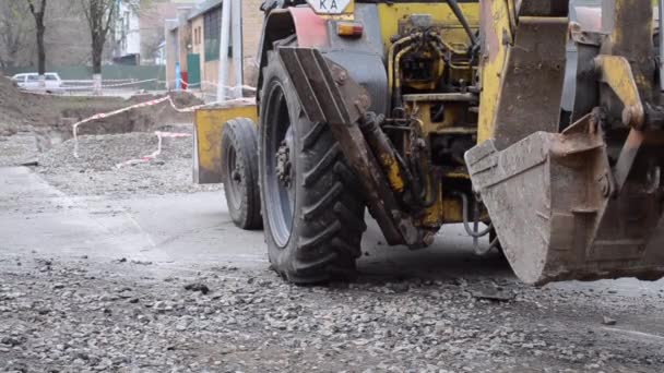 Traktör kazılmış çukurların yanında duruyor. — Stok video