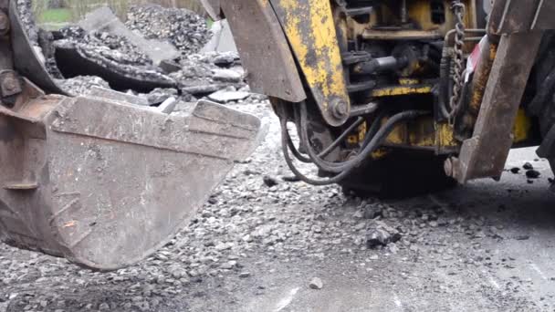 Tractor stands in de buurt van dug pits. — Stockvideo