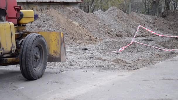 Excavatrice se tient près des fosses creusées sur le chantier de construction . — Video