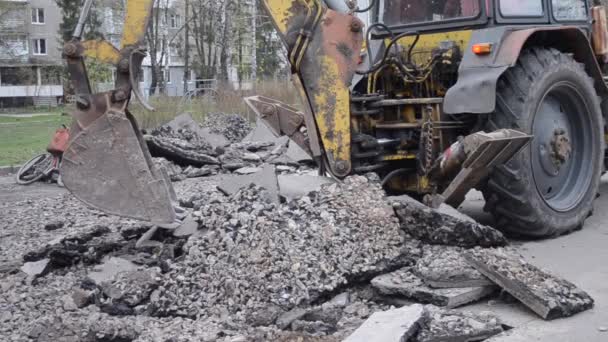 Tractor cubo rompe asfalto — Vídeos de Stock