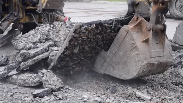 Tractor cubo rompe asfalto — Vídeos de Stock