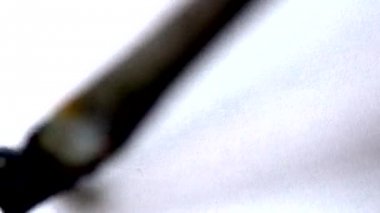 Siyah boyayı beyaz kağıda fırçayla bulaştırmak. Fırçayla çizim