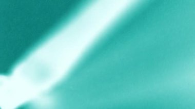 Siyah boyayı beyaz kağıda fırçayla bulaştırmak. Fırçayla çizim