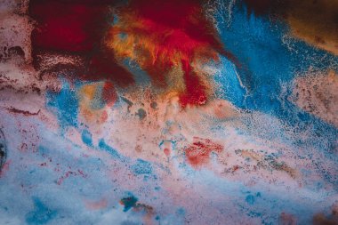 Beyaz bir ıslak kağıt üzerinde farklı mürekkep spot