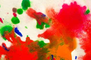 beyaz kağıt makro üzerinde parlak renklerin soyut noktalar sıçrama