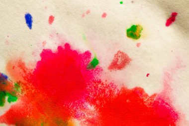 beyaz kağıt makro üzerinde parlak renklerin soyut noktalar sıçrama
