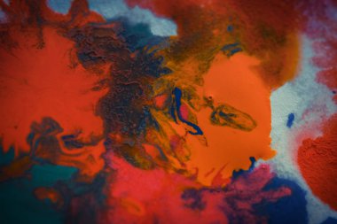 beyaz kağıt makro üzerinde parlak renklerin soyut noktalar sıçrama