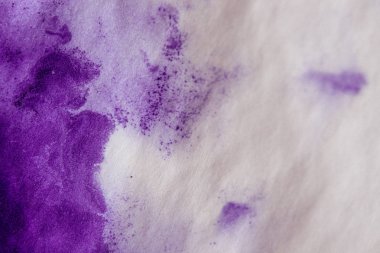 Mor beyaz kağıda mürekkep lekesi makro
