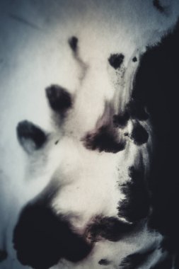 Beyaz bir yakın çekim kağıdı nüzerine taşınan mürekkep