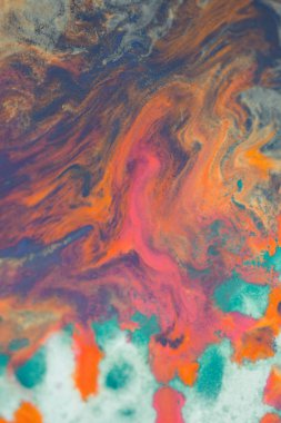 parlak turuncu ve koyu mavi boya kağıt üzerine taşan