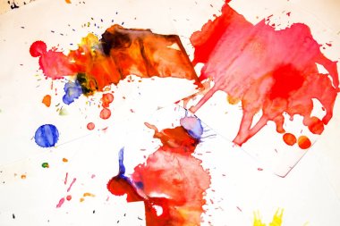 pek çok kırmızı renkli lekeleri çizgileri ile beyaz kağıt üzerinde