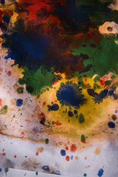 Gotas con rayas de pintura de diferentes colores se mezclan y absorben —  Fotos de Stock