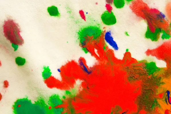 Manchas abstractas salpicaduras de colores brillantes en papel blanco macro — Foto de Stock